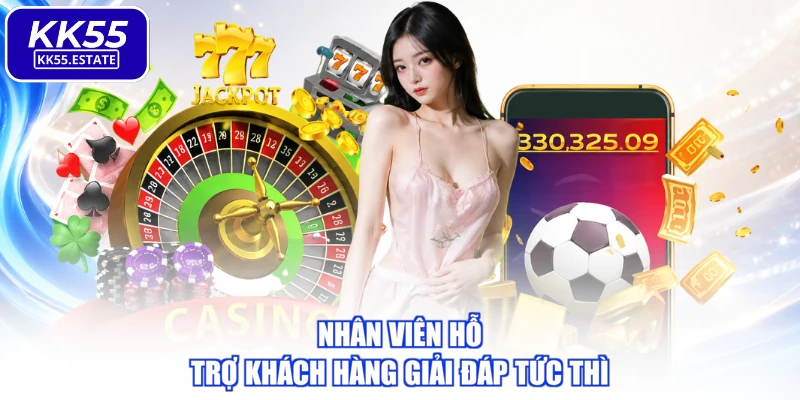 Nhân viên hỗ trợ khách hàng giải đáp tức thì