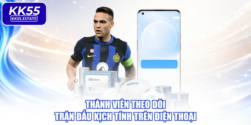 Thành viên theo dõi trận đấu kịch tính trên điện thoại
